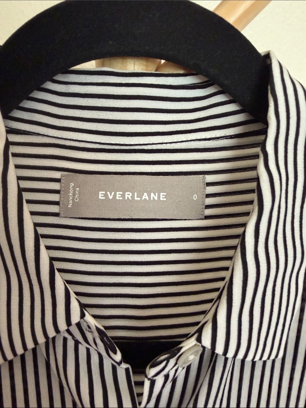 Everlane Black and White Boxy Silk Short Sleeve Button Shirt - Picture 3 of 6